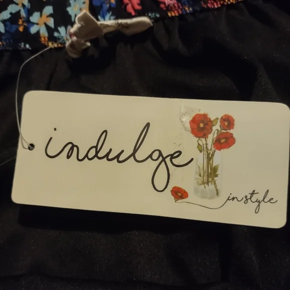 Gorgeous Off the Shoulder Lined Flowery Romper Size Med - Picture 8 of 10